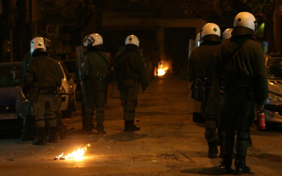 Κουκουλοφόροι πέταξαν πέτρες στη διμοιρία των ΜΑΤ στο Πολυτεχνείο